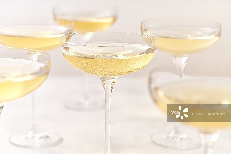 白色背景上的气泡香槟图片素材