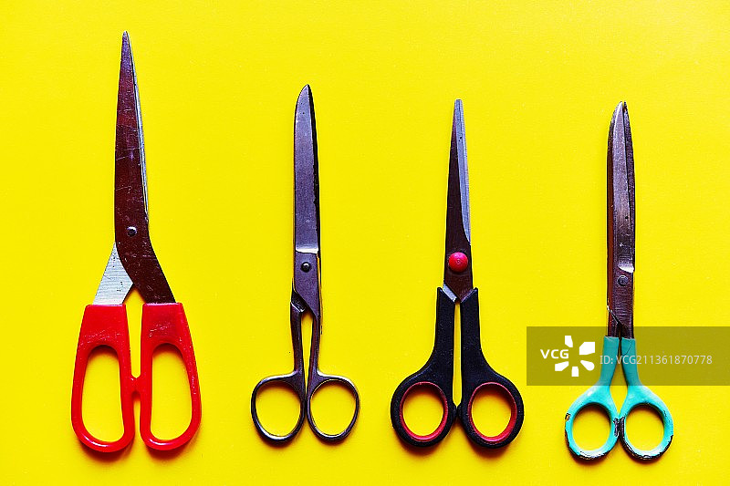 黄色背景上的四把剪刀特写，波兰图片素材