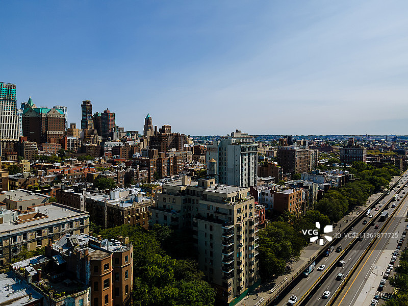 从纽约哈德逊河看到的布鲁克林上城全景天际线图片素材