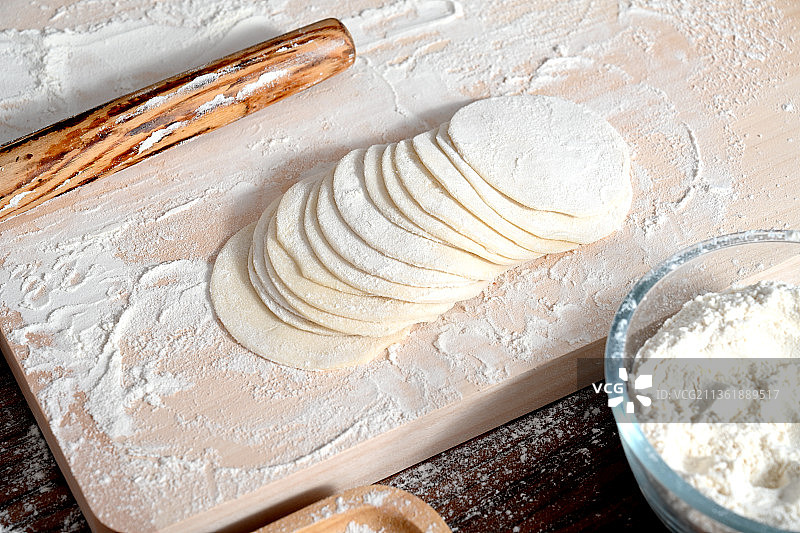 中国传统美食过年包饺子擀饺子皮年夜饭面食图片素材