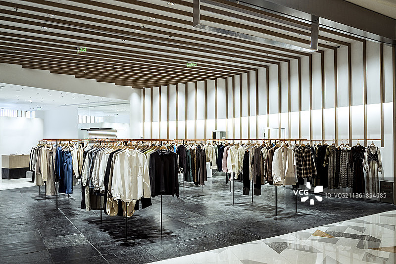 现代服装店内部特写图片素材
