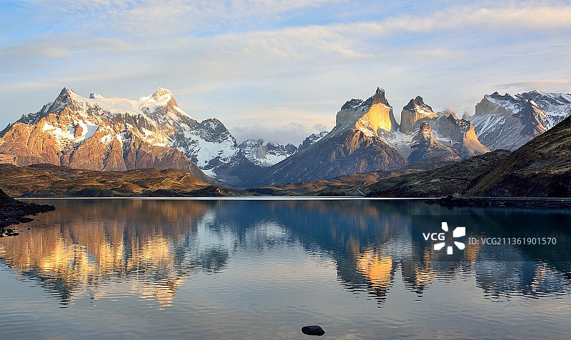 智利巴塔哥尼亚雪山湖泊风光图片素材