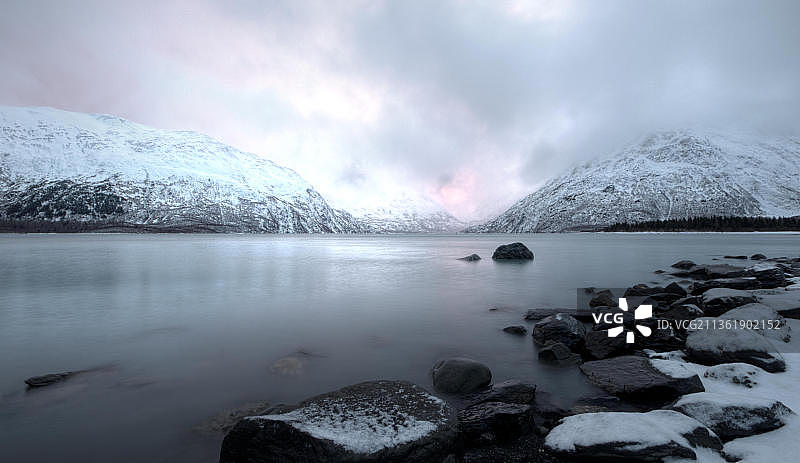 波蒂奇冬季日出，雪山湖泊景观，安克雷奇，阿拉斯加，美国图片素材