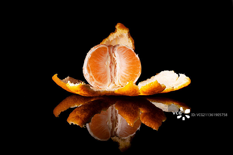黑色背景下的多汁橘子特写图片素材