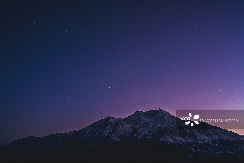 夜幕下的牛心山图片素材