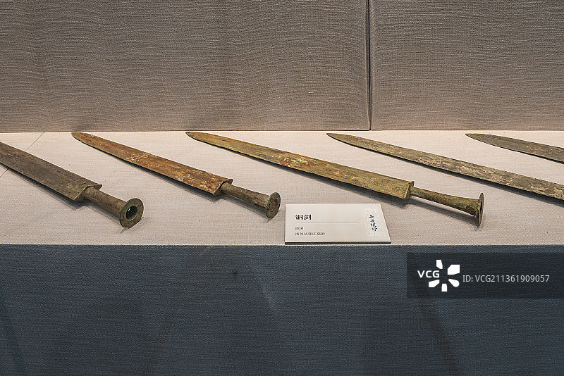 博物馆里的青铜器，春秋战国时期兵器图片素材