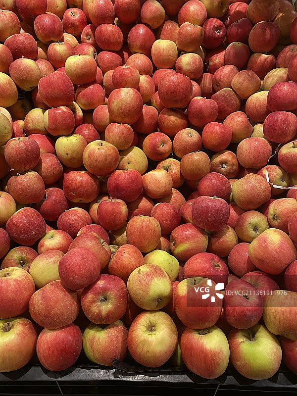 市场摊位上出售的苹果（高角度）图片素材