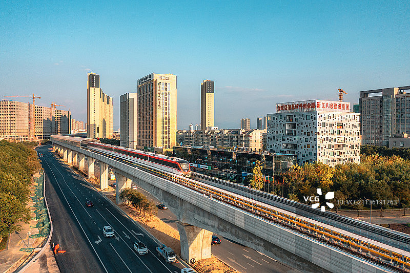 金华金东区金义东轨道交通李渔东路段航拍轨道列车图片素材