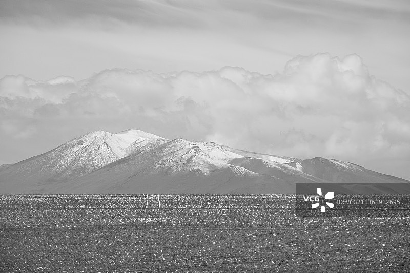 黑白阿塔卡马沙漠雪山风光图片素材