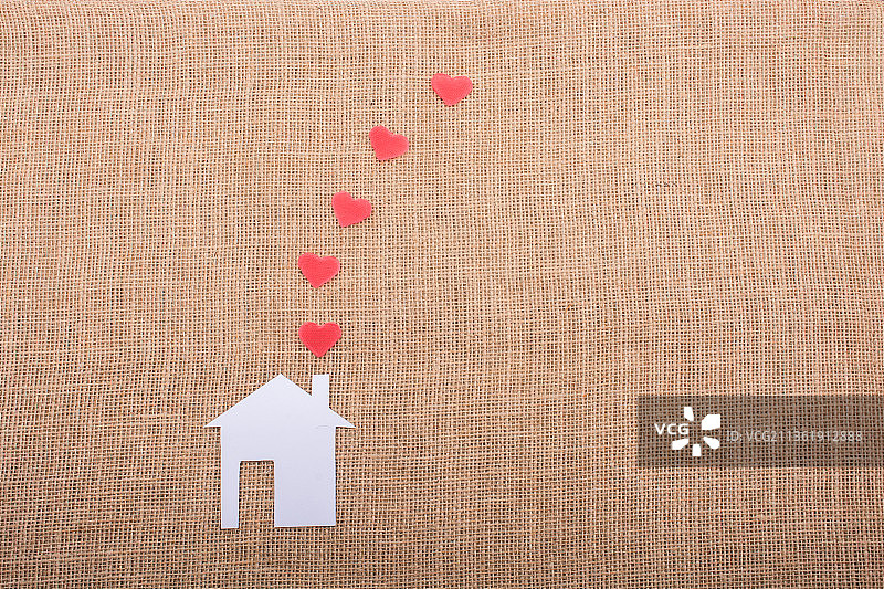 纸房子烟囱冒出爱心图片素材