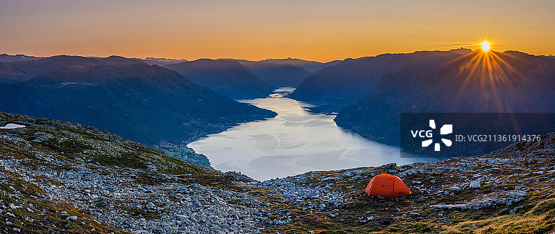 观赏峡湾，挪威哈夫斯洛莫尔登的壮丽山景图片素材