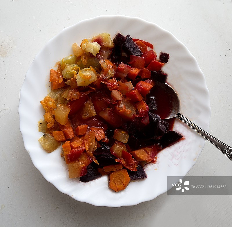 俄罗斯美食：甜菜和胡萝卜沙拉图片素材