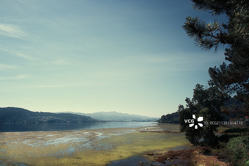 西班牙蓬特韦德拉维拉博阿的维戈河湖泊风光图片素材