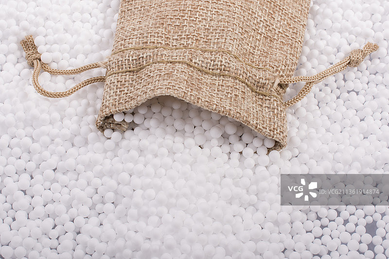 白色聚苯乙烯泡沫球中的小袋子图片素材