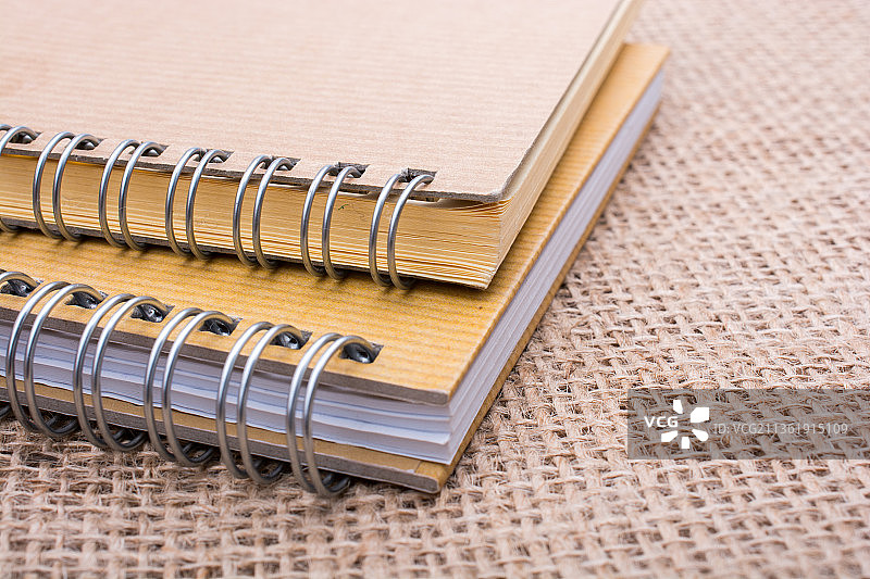 亚麻画布上的棕色笔记本图片素材