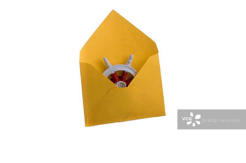 信封里的滚轮：白色背景上的纸质信封特写图片素材