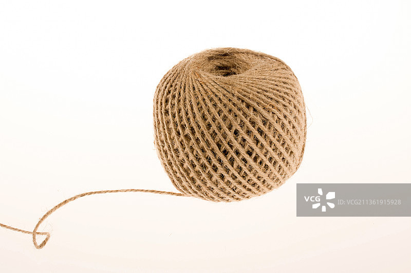 白色背景上的棕色亚麻绳卷图片素材