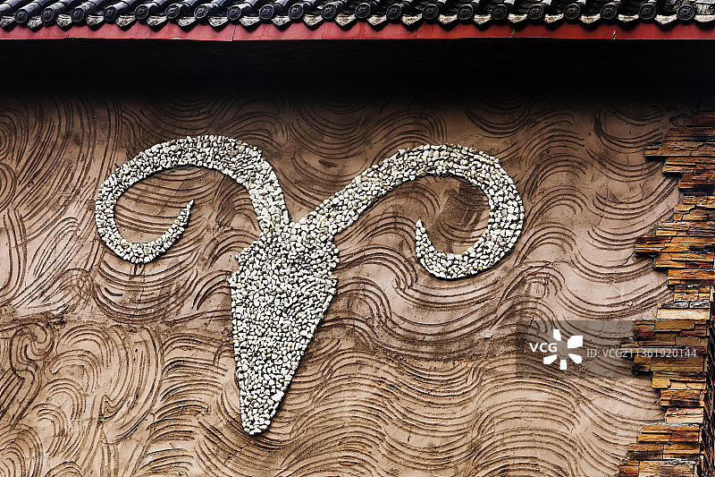 中国古羌城位于茂县凤仪镇,羊头是羌族的吉祥物,在门窗上白石堆玛羊头代表吉祥.图片素材