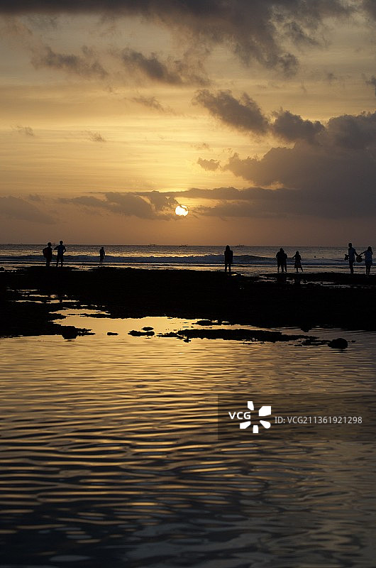 印度尼西亚巴厘岛佩卡图海滩日落剪影图片素材