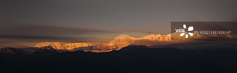 梅里雪山日照金山图片素材