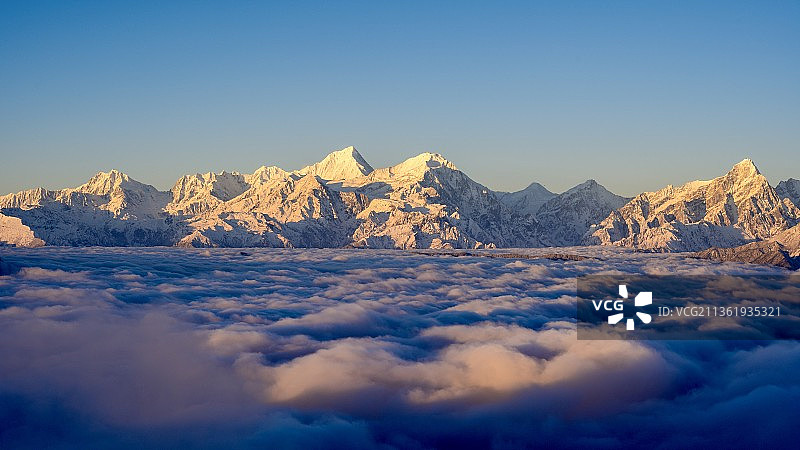 云海上贡嘎雪山日照金山图片素材