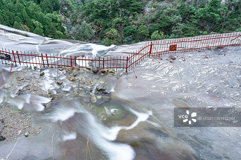 中国山东泰安竹林寺长寿桥下的溪流图片素材