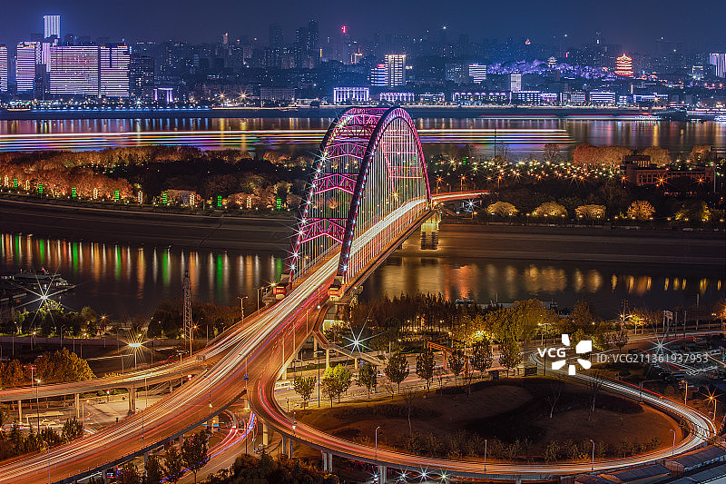 武汉市长江与汉江交汇处晴川桥夜景图片素材