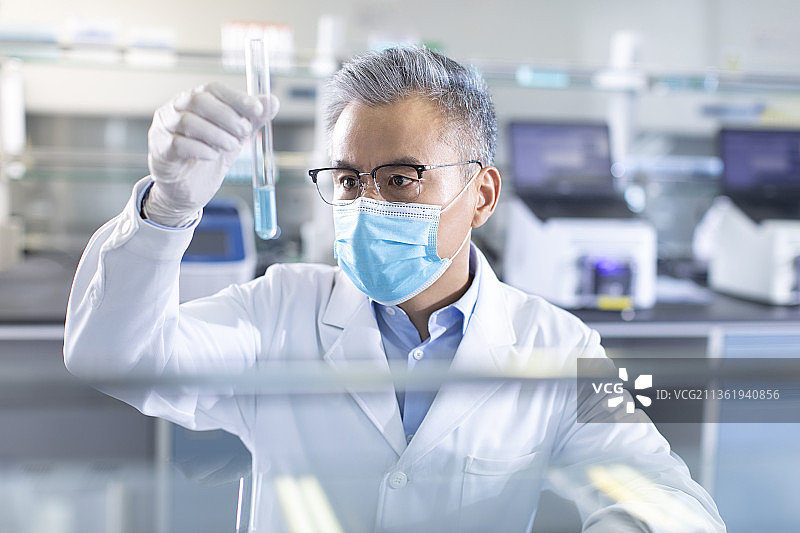 医学研究员在实验室工作图片素材