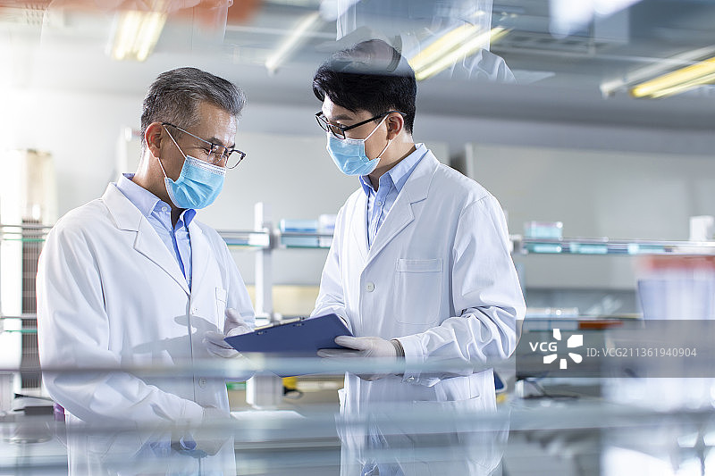 医学研究员在实验室讨论工作图片素材