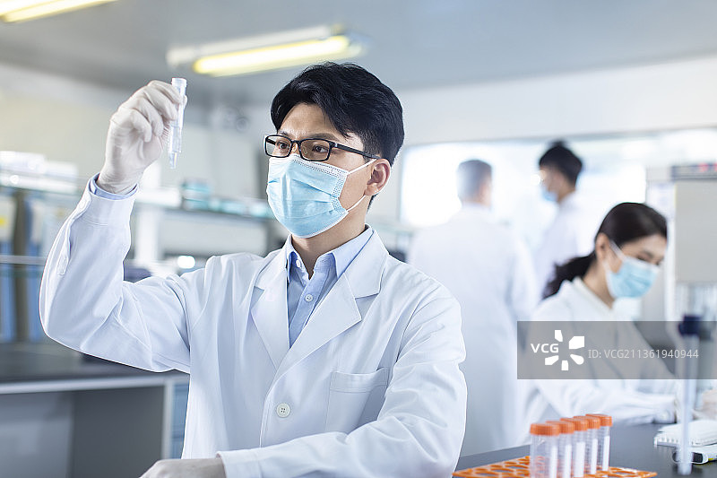 医学研究员在实验室工作图片素材