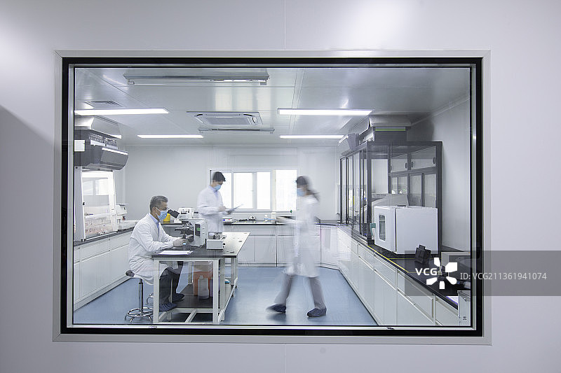 医学研究员在实验室工作图片素材