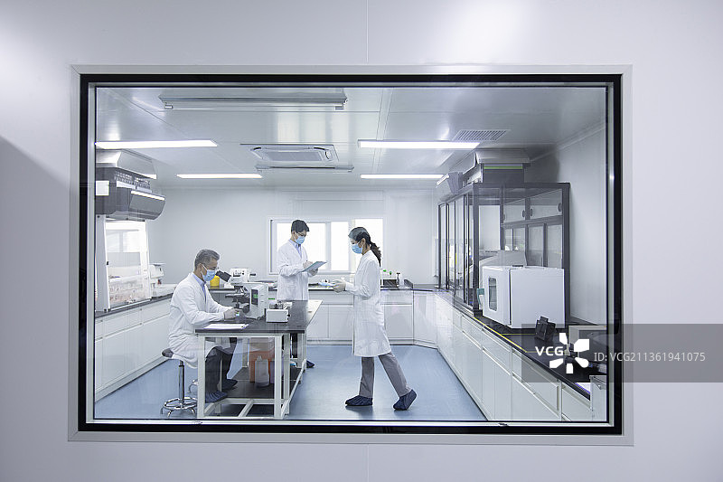 医学研究员在实验室工作图片素材