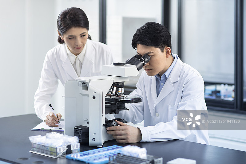医学研究员在实验室工作图片素材