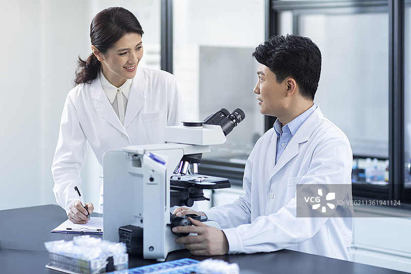 医学研究员在实验室讨论工作图片素材
