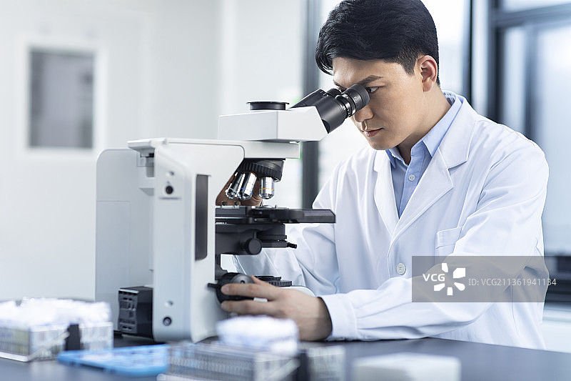 医学研究员在实验室工作图片素材