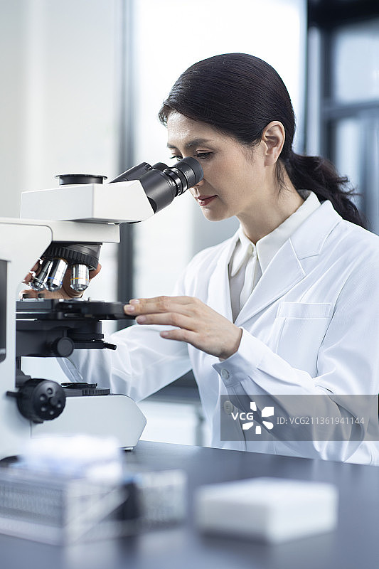 医学研究员在实验室工作图片素材