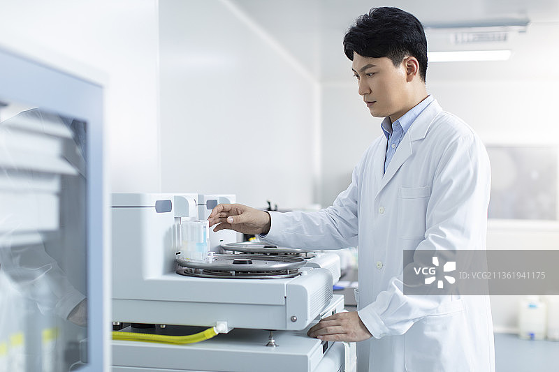 医学研究员在实验室工作图片素材
