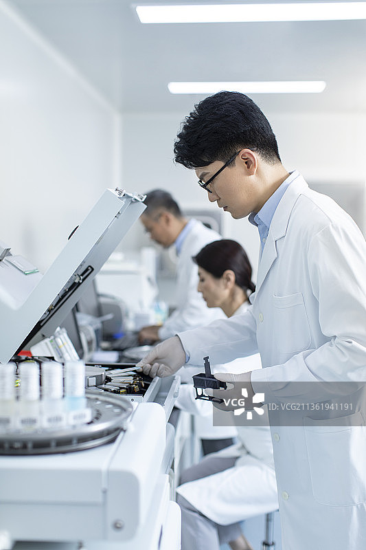 医学研究员在实验室工作图片素材