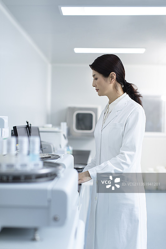 医学研究员在实验室工作图片素材