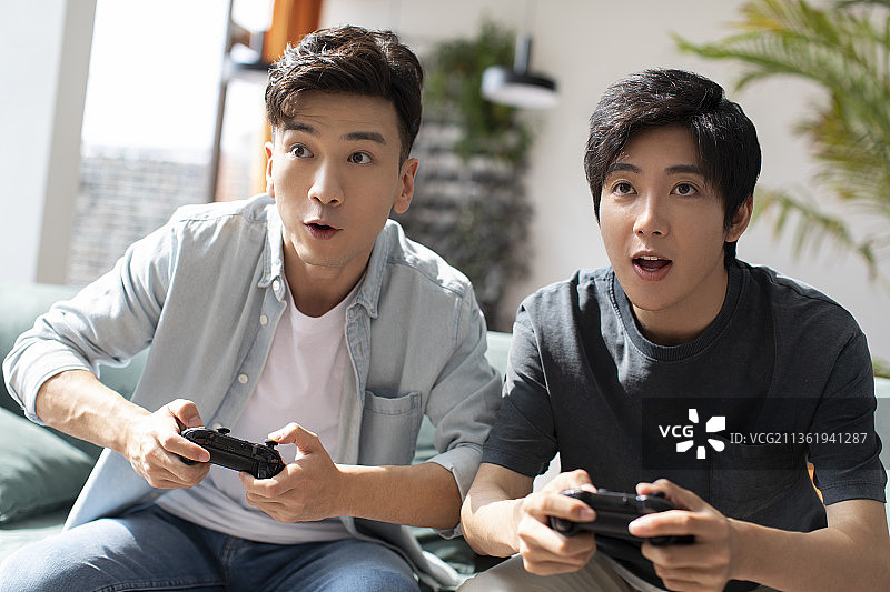 年轻朋友周末聚会玩游戏图片素材