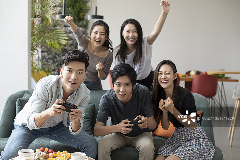 年轻朋友周末聚会玩游戏图片素材