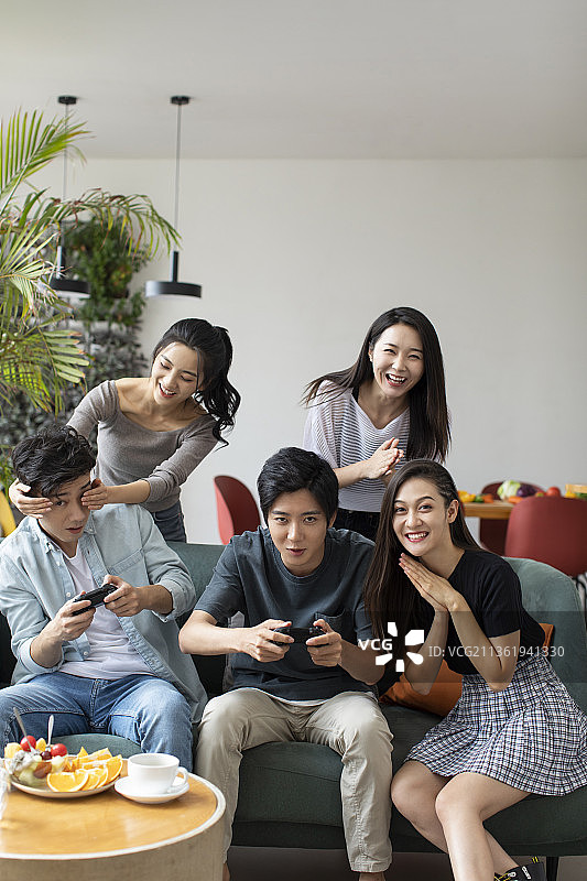 年轻朋友周末聚会玩游戏图片素材