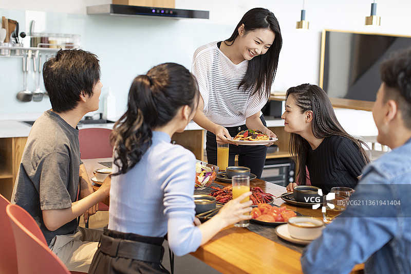 年轻朋友在家聚餐图片素材