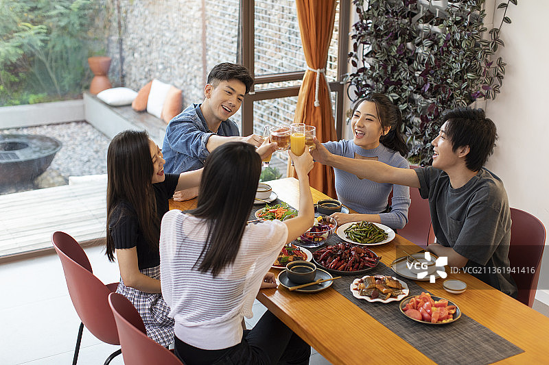 年轻朋友在家聚餐图片素材
