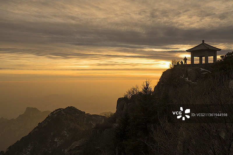 泰山风光，晚霞夕照，霞光普照图片素材