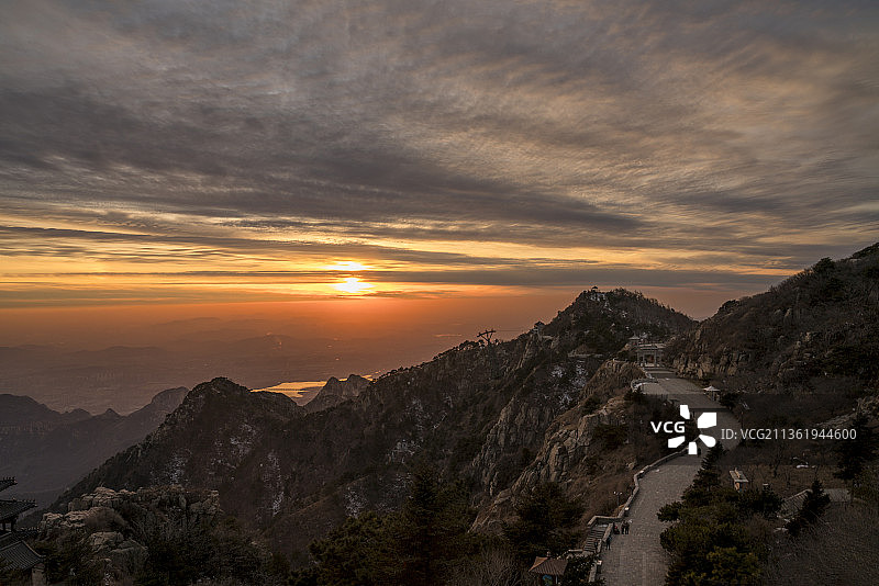 泰山风光，晚霞夕照，霞光普照图片素材