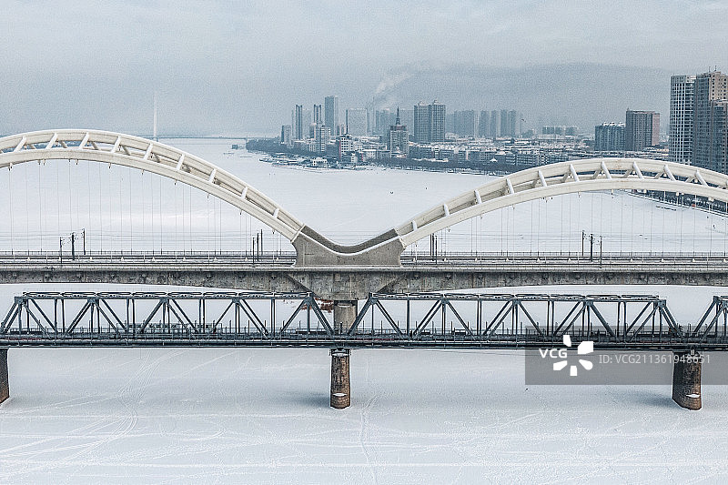冬季航拍视角下的哈尔滨松花江大桥图片素材