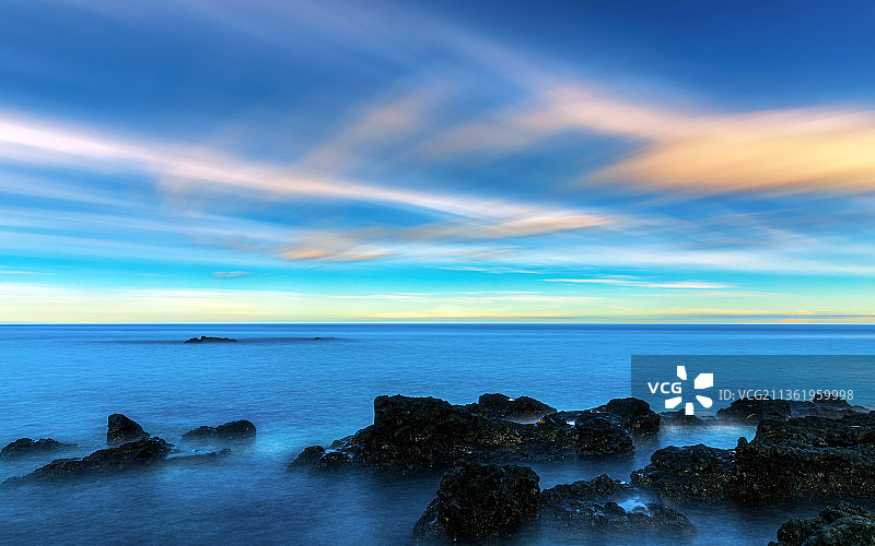 傍晚非洲科摩罗首都莫罗尼的海边,300 张堆栈.图片素材