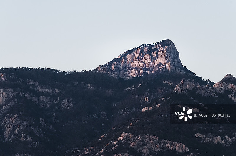 中国山东泰安高空拍摄傍晚的泰山傲徕峰图片素材