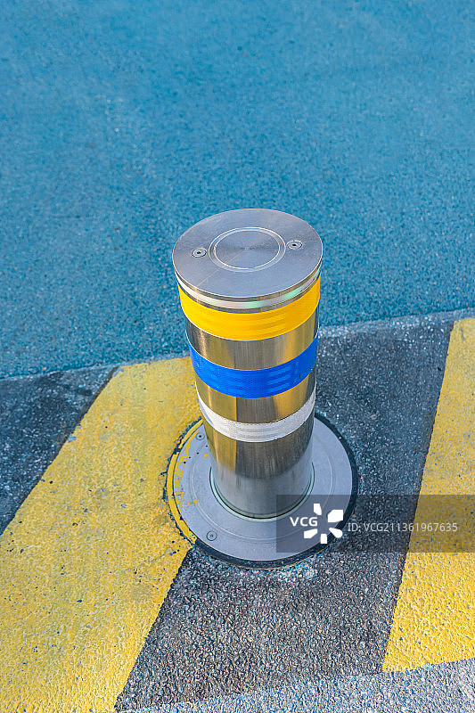 中国山东景区入口的电子智能伸缩升降柱图片素材